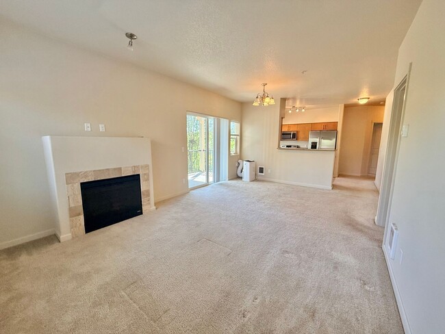 Photo - Spacious 2 Bedroom Condo in Hillsboro with Water/ Sewar & Garbage Included and 1 Car Garage!
