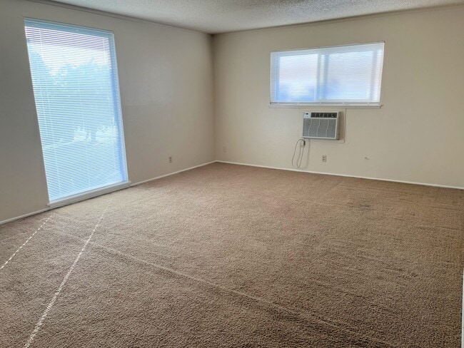 Photo - 1303 Edmonton Ave Unit 04