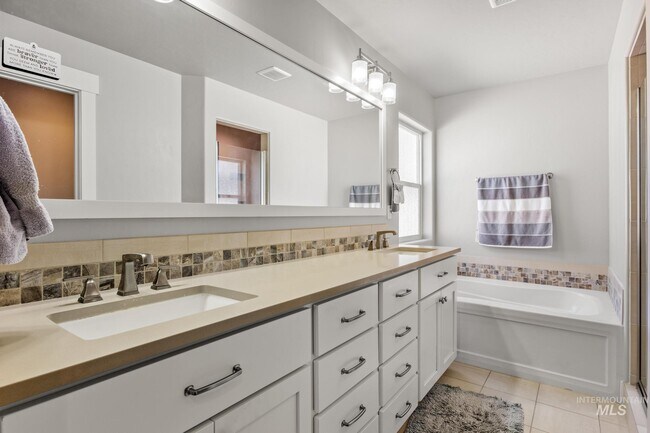 Photo - 319 N Baxter Way