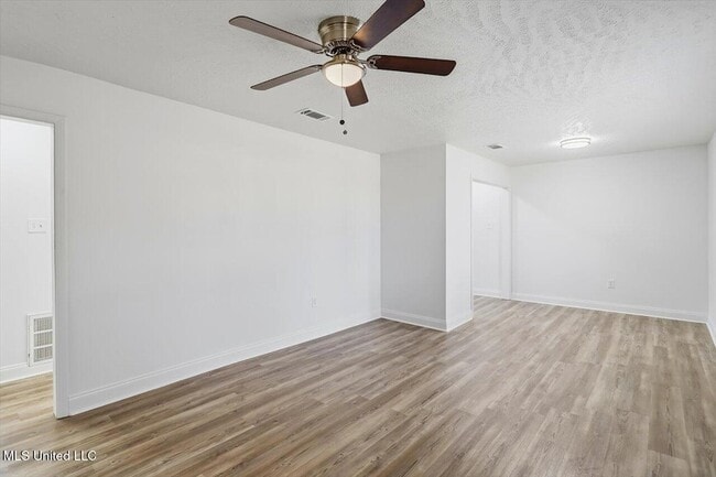 Photo - 126 Joanie St