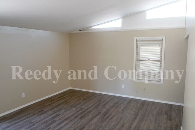 Photo - 1631 Gowan Dr