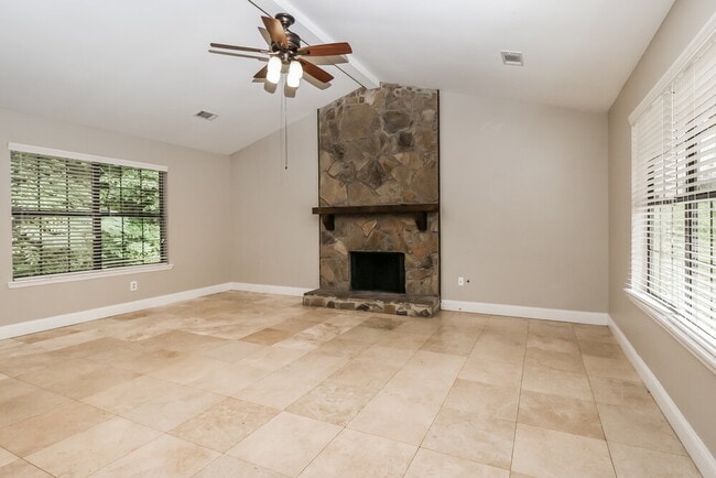 Photo - 978 Mainstreet Lake Dr House