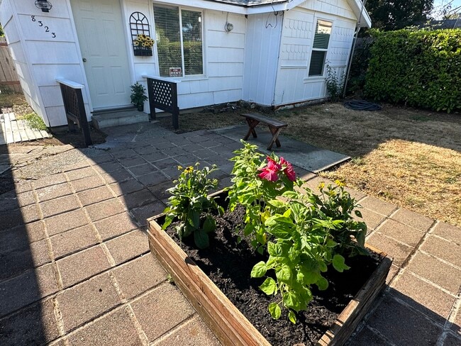 Building Photo - 8323 SE 62nd Ave