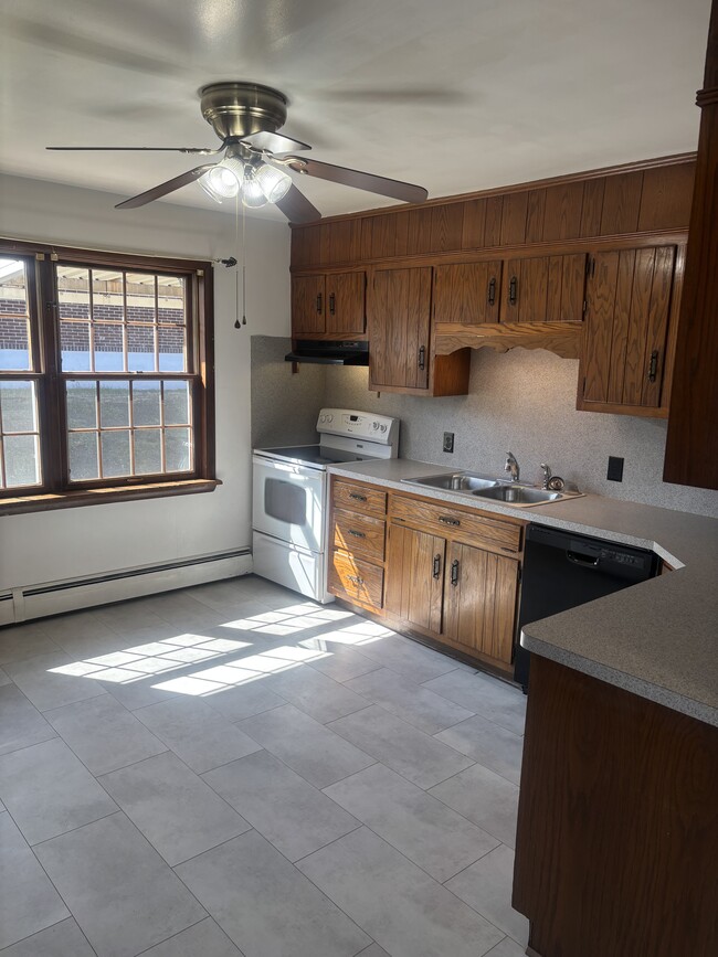 Building Photo - 24 E Walton St Rental