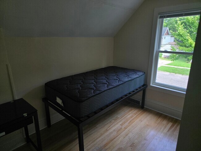 Photo - 712 Dewey Ave