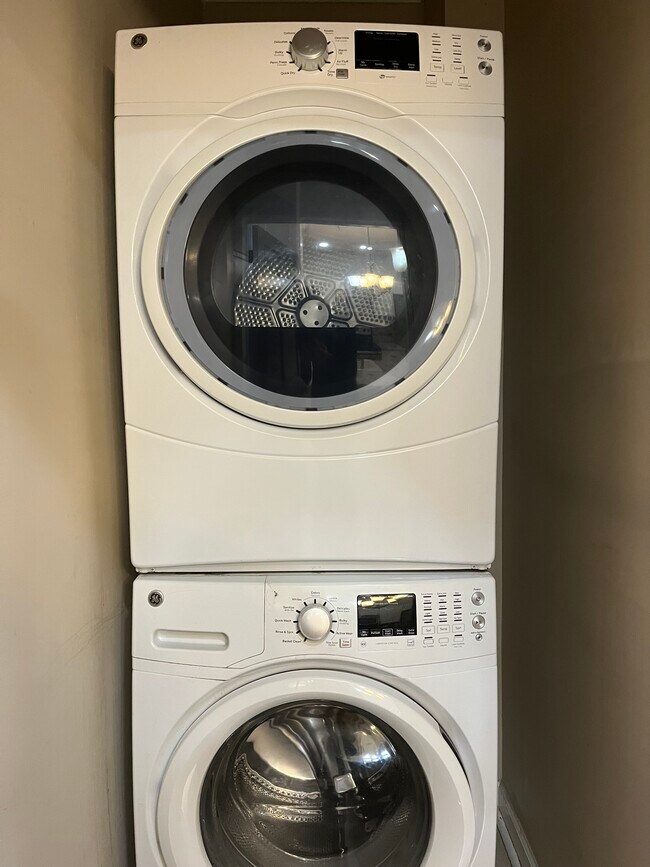 Washer Dryer off Kitchen - 505 Wallace Ave Unit 1