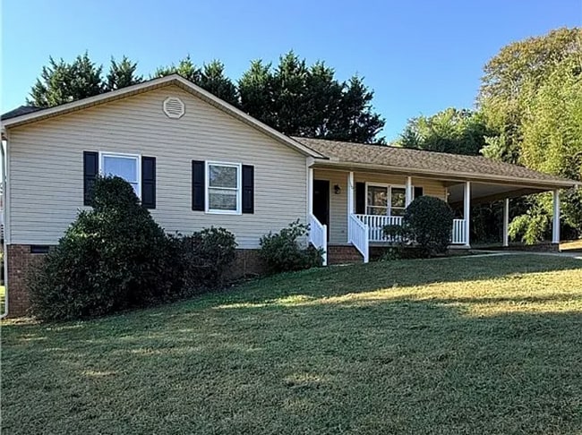 Building Photo - Newly Renovated 3 Bedroom 2 Bathroom Home In Clemson