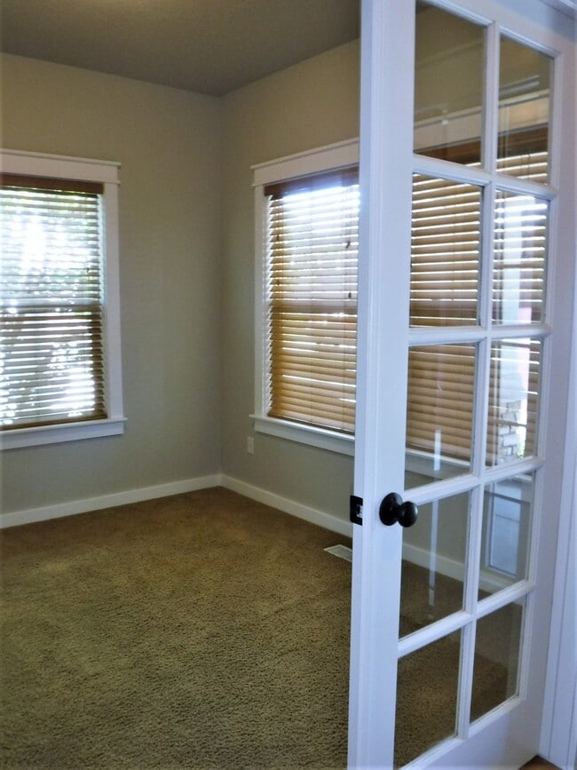 Photo - Beautiful 3 bed 2.5 bath home in the Cobblefield Crossing Subdivision in Meridian.