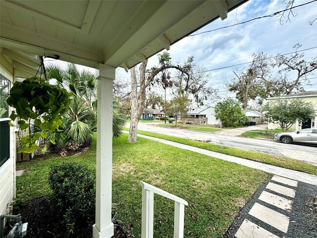Photo - 1035 Louise St
