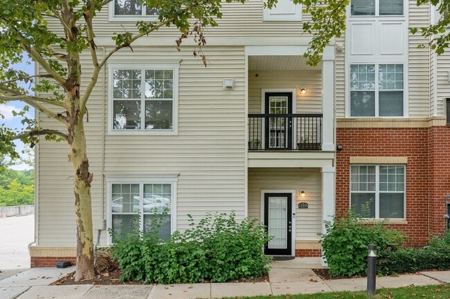 Building Photo - Stylish 3-Level Condo with Garage in Prime...