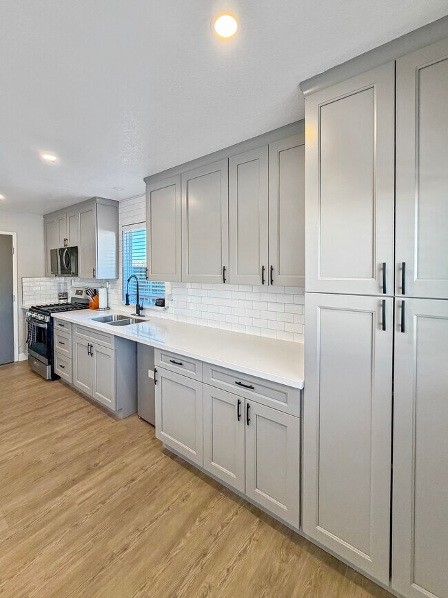 Photo - 460 River Valley Ave