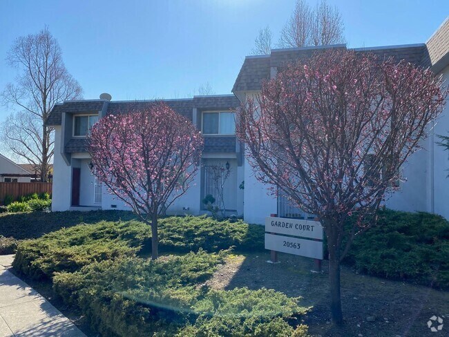 Building Photo - Spacious Updated 2 bed , 1 Bath now Availa... Rental