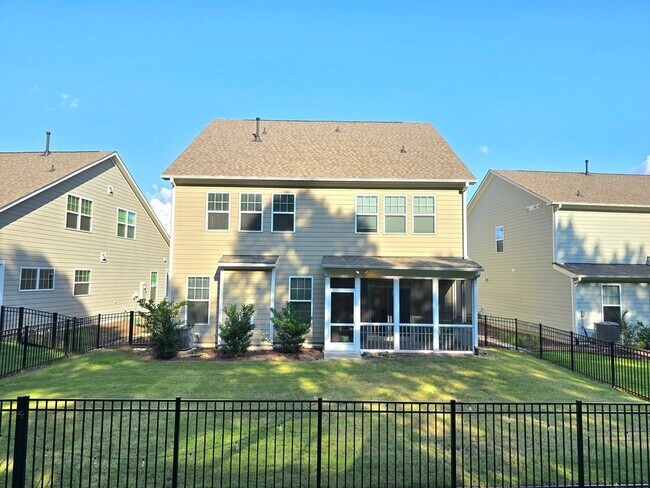 Photo - Brier Creek Living in a 5 Bedroom 4.5 Bath... Casa