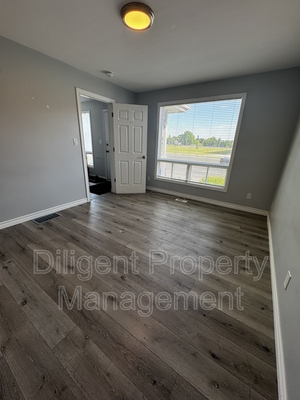 Photo - 260 Lansdowne St W