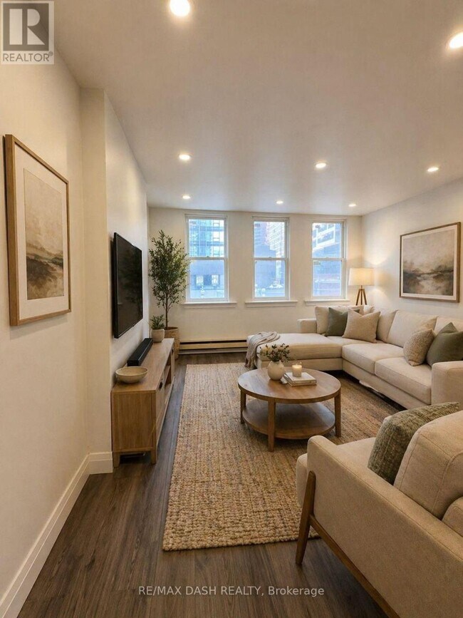 Photo - 565 Yonge St
