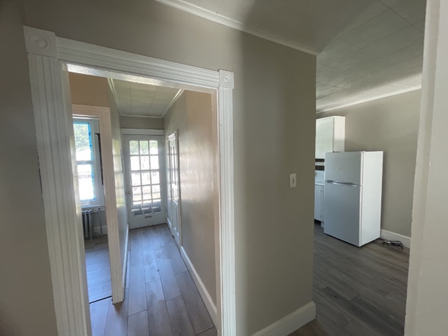 Building Photo - 582 Sunbury St