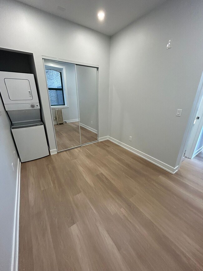 Photo - 592-596 Church St & 67-71 Gloucester St