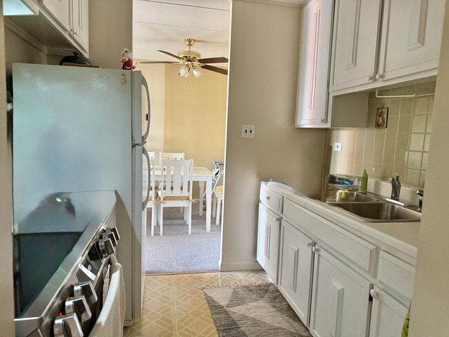 Photo - 16 E Old Willow Rd