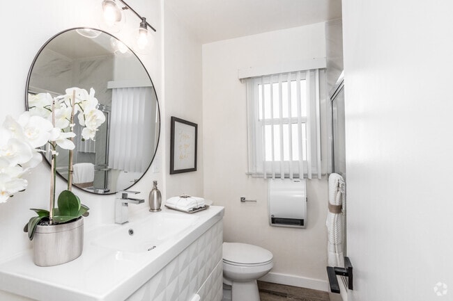 1HAB, 1BA - 700-775 ft² - Yosemite Garden Apartments