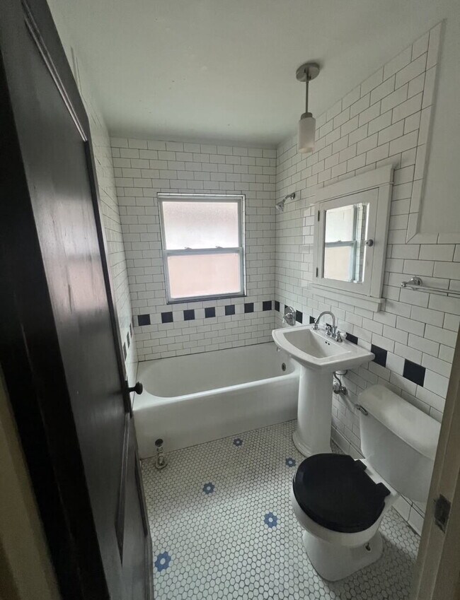 Photo - 1 Bedroom, 1 Bathroom Historical Apartment for Rent! Unit #4