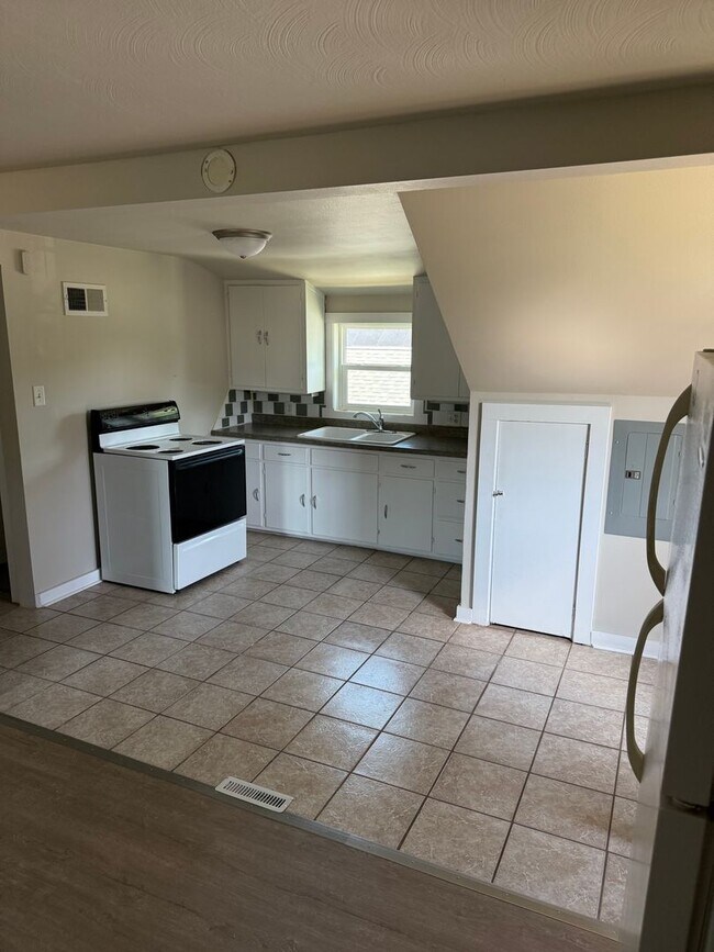 Photo - 1 Bed 1 Bath Upper Unit on the East Hill E...