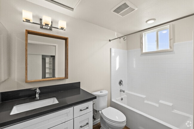 2BR, 2BA - 816SF - Bathroom
