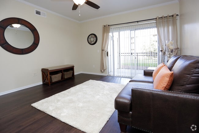 2BR, 2BA - 1033 SF