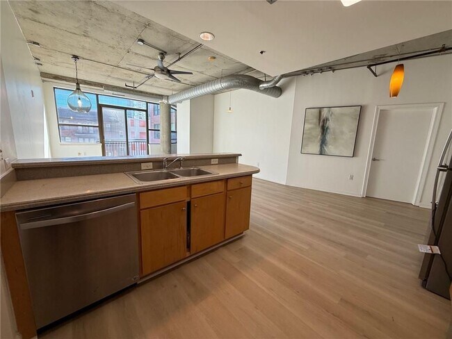 Photo - 115 W Peachtree Pl NW