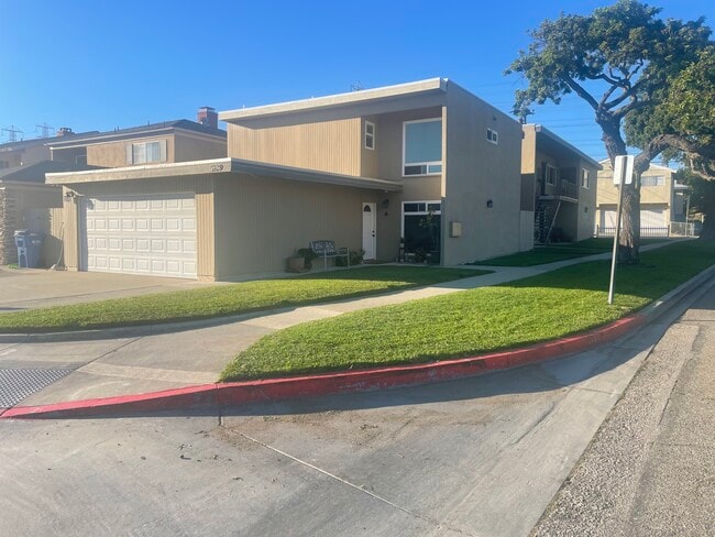 Building Photo - 1239 Amethyst St Unit D