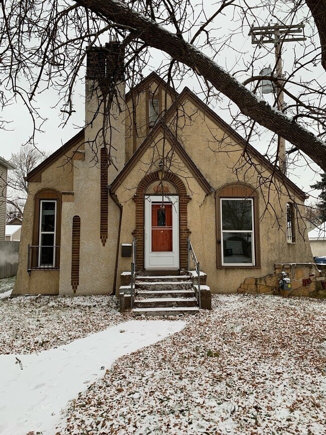Beautiful 6 bedroom house in Minneapolis!! - Beautiful 6 bedroom house in Minneapolis!!