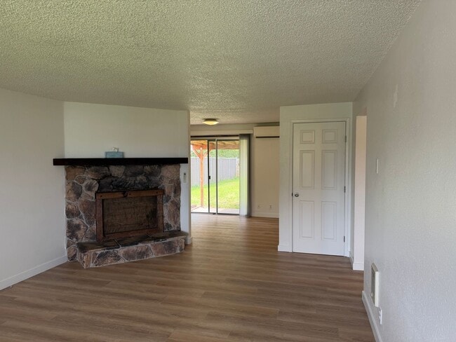 Photo - Updated single level 2 bed/1 bath duplex in Thurston!