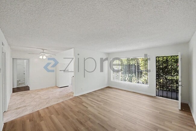 Building Photo - Unit 2