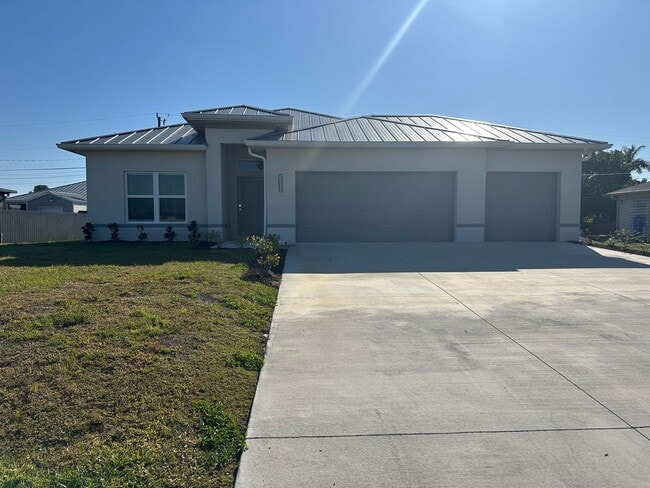 AVAILABLE MID APRIL- 4 Bedroom 2 bathroom 3 Car Garage NE Cape Coral Home with Screened Lania - AVAILABLE MID APRIL- 4 Bedroom 2 bathroom 3 Car Garage NE Cape Coral Home with Screened Lania