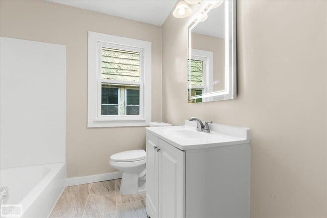 Photo - 3225 Leslie St