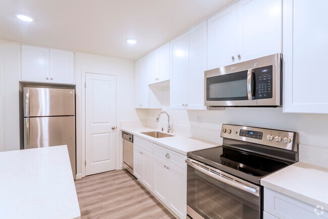 1 BR, 1 BA - 700 SF