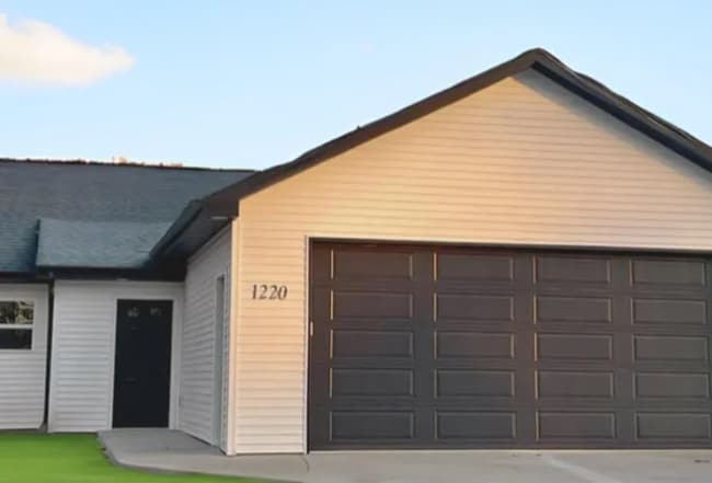 Building Photo - Charming Open Layout, Garage. PETS WELCOME