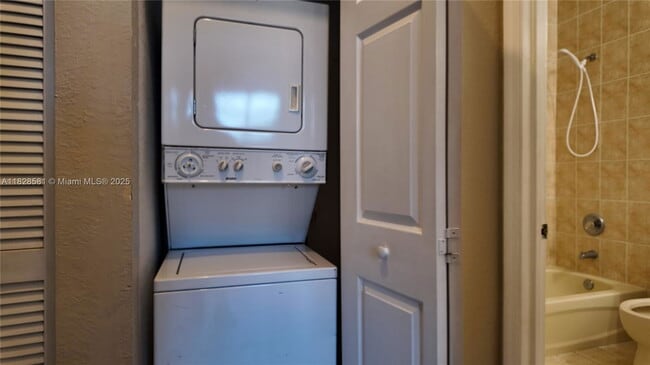 Photo - 374 NE 27th Ave Unidad 203