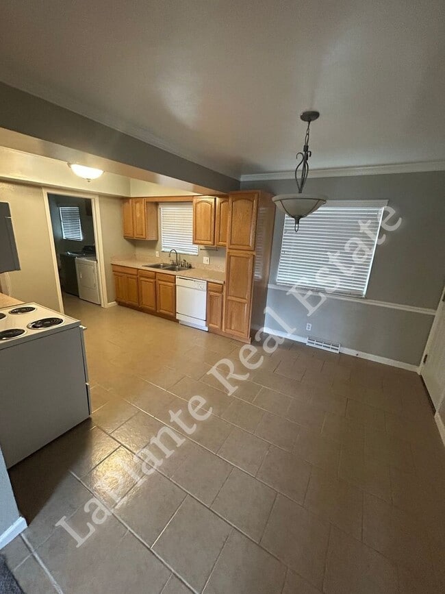 Photo - 1921 Northover Rd