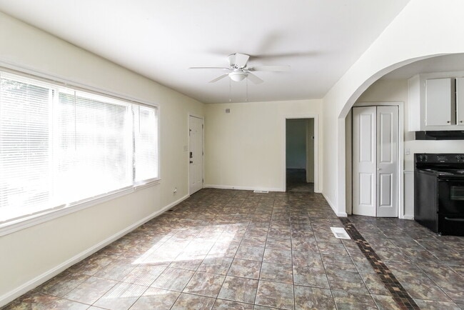 Photo - 1111 Burbank Cir