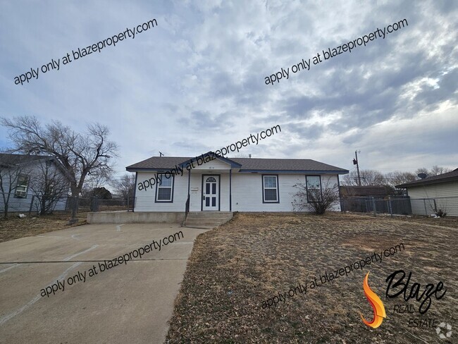 Building Photo - Spacious 3-Bedroom Home with Large Backyard