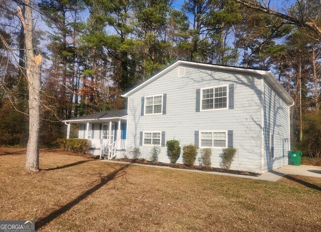 Photo - 1682 Charmeth Rd