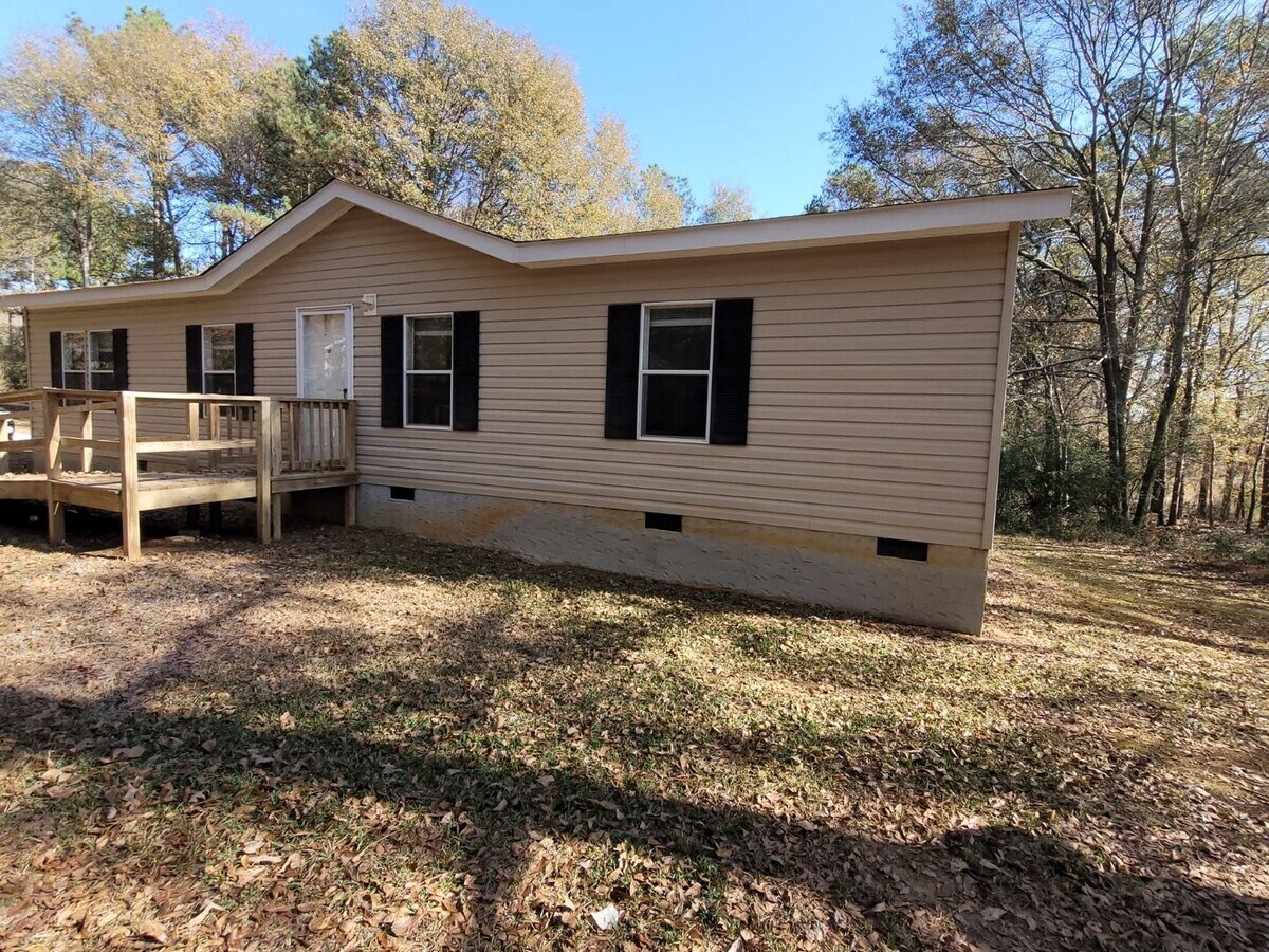 Photo - Madison Co. – Comer GA – Three Bedroom, 2 Bathroom Manufactured Home - Very Spacious and Privatel...