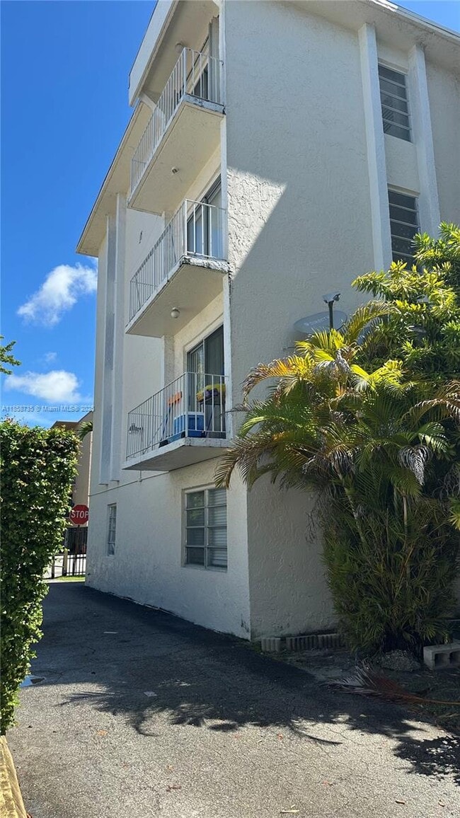 Building Photo - 2138 SW 6th St Unit 102 Rental