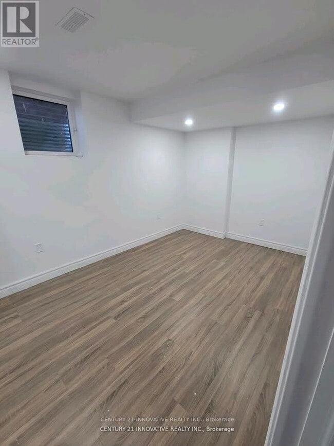 Photo - 1280 Amherst Gate