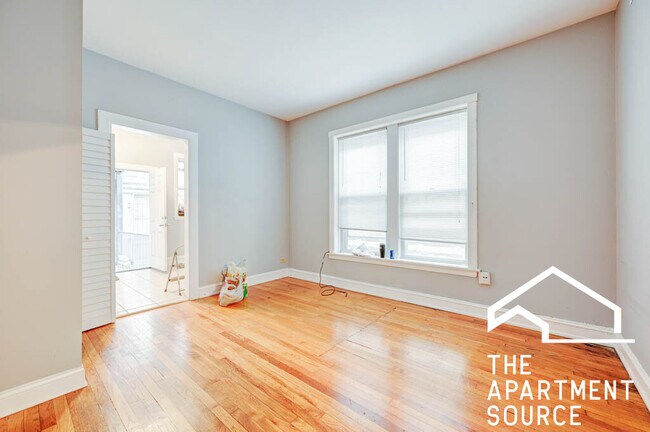 Building Photo - 907 W Belmont Ave Unit 2F Rental