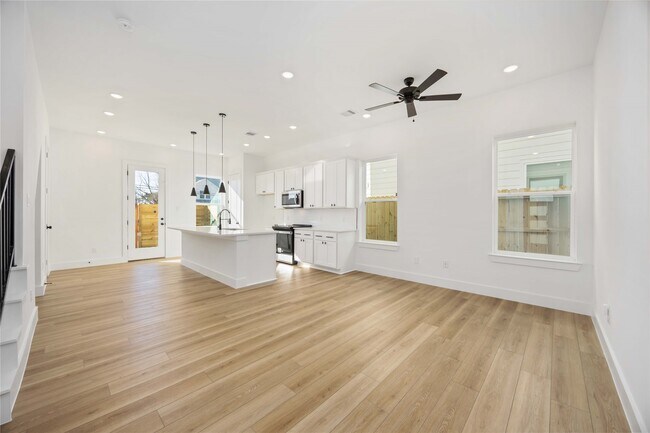 Photo - 1466 Ferguson Way