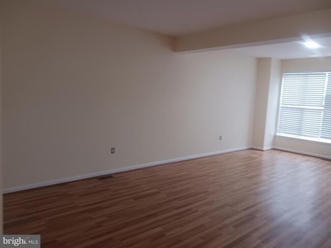 Building Photo - 205 Hillside Ct