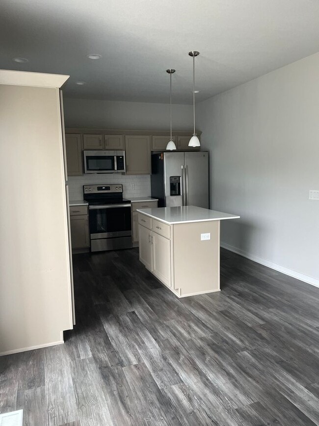 Photo - FREE RENT SPECIAL!  3 bedroom 3 bathroom S...