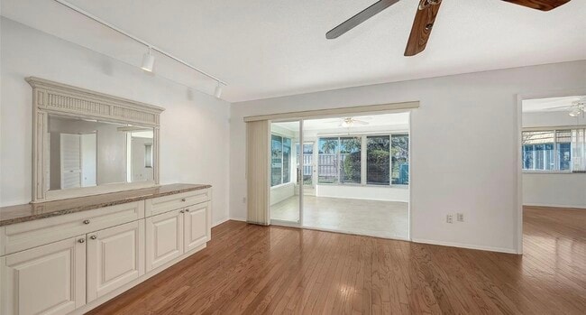 Building Photo - 2603 Riverbluff Pky Unit Villa #141