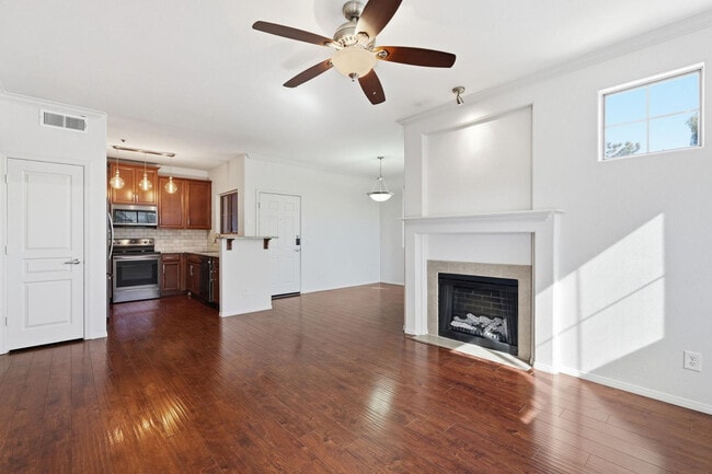 Building Photo - 1941 S Pierpont Unit Apt 2070